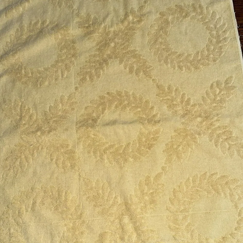 Vintage mid century yellow bath towel with raised wreath &‎ leaf design